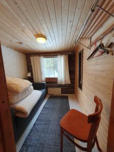 a small room with a bed and a table at Kelotupa 19 in Syöte