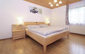 um quarto com uma cama, 2 candeeiros e uma janela em Ferienhaus In Puch Bei Hallein em Puch bei Hallein