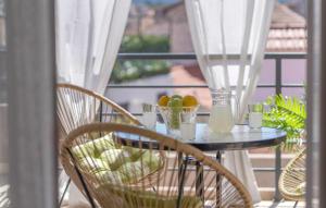 een glazen tafel met fruit op een balkon bij Amazing Apartment In Vela Luka With Kitchen in Vela Luka