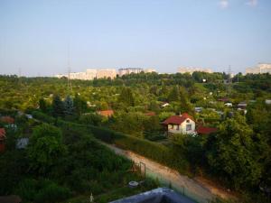 a small house in the middle of a city at Najlepszy Apartament Sikorskiego in Olsztyn