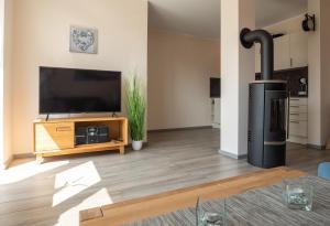 Μια τηλεόραση ή/και κέντρο ψυχαγωγίας στο Strandstraße 16 - Wohnung 2