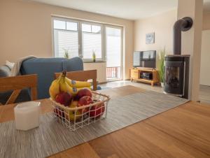 Μια τηλεόραση ή/και κέντρο ψυχαγωγίας στο Strandstraße 16 - Wohnung 2