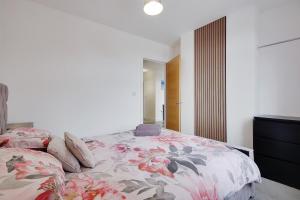 Postel nebo postele na pokoji v ubytování Wimbourne Road Apartment 2