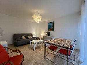 a living room with a couch and a table at Appartement Cavalaire-sur-Mer, 2 pièces, 4 personnes - FR-1-226B-9 in Cavalaire-sur-Mer