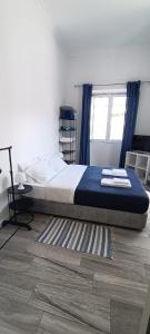1 dormitorio con cama y ventana en Seaside House, en Ponta Delgada