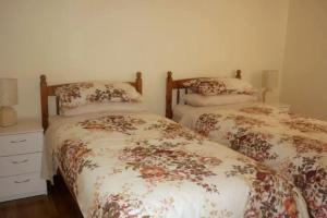 twee bedden naast elkaar in een slaapkamer bij Glenview Lodge accommodation, Monmouthshire in Usk