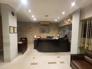 un bureau avec un bureau et une caisse dans une chambre dans l'établissement Allegro Suites, Cox's Bazar, à Cox's Bazar