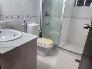 e bagno con servizi igienici, doccia e lavandino. di Allegro Suites, Cox's Bazar a Cox's Bazar