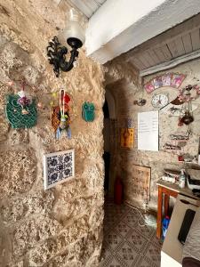 una habitación con una pared de piedra con adornos. en Köşem Konukevi, en Alacati