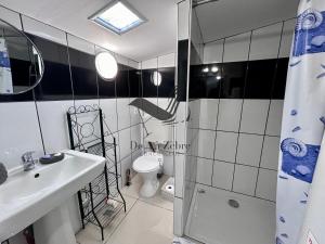 a bathroom with a sink and a toilet and a shower at Ma Cabane - Agréable maison idéalement située in La Tremblade