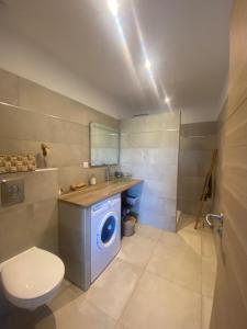 een badkamer met een toilet en een wasmachine bij Casa Fondale in Santa-Reparata-di-Balagna