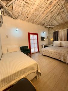 阿拉恰特的住宿－我的角落旅館，一间卧室设有两张床和窗户。