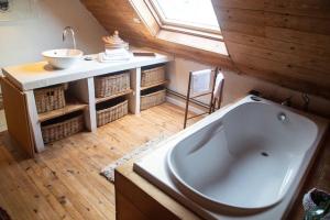 La salle de bains est pourvue d'une grande baignoire et d'un lavabo. dans l'établissement Maison de pêcheur proche plage et activités, à Crozon