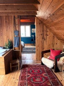 une chambre avec un lit et un tapis dans l'établissement Maison de pêcheur proche plage et activités, à Crozon