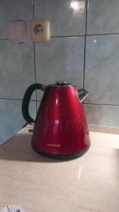 a red tea kettle sitting on top of a counter at Pensiunea Magnolia in Prejmer