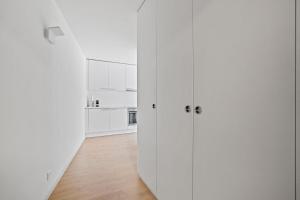 een witte keuken met witte muren en witte kasten bij Boissonnet 96 Residence by Homenhancement in Lausanne