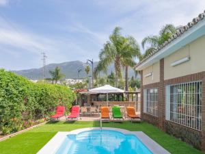 Cảnh núi rừng hoặc tầm nhìn ra núi từ nhà nghỉ dưỡng