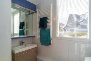 ein Badezimmer mit Waschbecken, Spiegel und Fenster in der Unterkunft Didou - T3 vue mer - plage à 40m in Bénodet + 12 Fotos