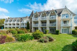 eine Außenansicht eines großen Gebäudes mit einem Hof in der Unterkunft Didou - T3 vue mer - plage à 40m in Bénodet