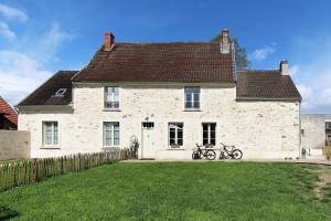 a house with two bikes parked in front of it at La petite châtelaine - Charmante maison au calme in Saponay