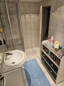 バイエリッシュ・グマインにあるFerienwohnung Sonnenscheinの洗面台とシャワー付きのバスルーム +9枚の写真