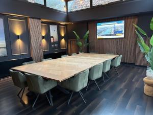 une salle de conférence avec une grande table et des chaises dans l'établissement Hotel Anna Casparii, à Harlingen