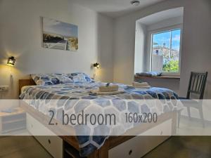 1 dormitorio con 1 cama grande y ventana en Casa Miranda, en Zgornje Škofije