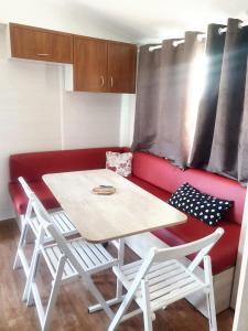 uma sala de estar com uma mesa e um sofá vermelho em Propriete de 3 chambres avec jardin clos a Saint Pierre em Saint-Pierre