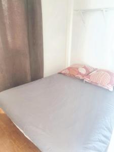 uma cama com duas almofadas num quarto em Propriete de 3 chambres avec jardin clos a Saint Pierre em Saint-Pierre