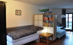 a bedroom with a bed and a book shelf with books at Boddenhus in Barth