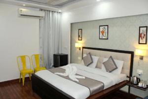 מיטה או מיטות בחדר ב-Hotel Krishna Residency Bareilly Near Ashish Royal Park