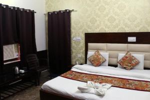 Vuode tai vuoteita majoituspaikassa Hotel Krishna Residency Bareilly Near Ashish Royal Park