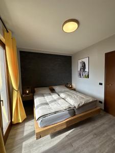ein Schlafzimmer mit einem großen Bett in einem Zimmer in der Unterkunft Casa Di Tino by GadraDoma in Assenza di Brenzone