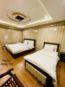 Cette chambre comprend 2 lits. dans l'établissement Hotel five star Skardu, à Skardu