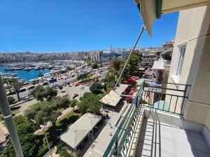 uma varanda com vista para a cidade em Piraeus center sea view apartment em Piraeus