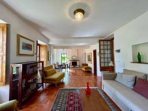 una sala de estar con un sofá y una mesa en Lovenest: romantic apartment overlooking the lake, en Oggebbio