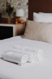 sterta ręczników na łóżku w obiekcie L'Hôtel Bristol w Caen