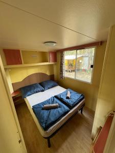 1 dormitorio pequeño con 1 cama en un remolque en Sona Mobilhome, en Lido di Spina