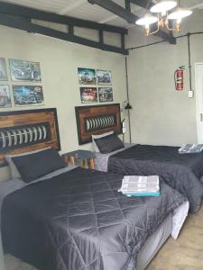 due letti in una stanza con due letti sidx sidx sidx di At Ease Road Lodge a Zeerust