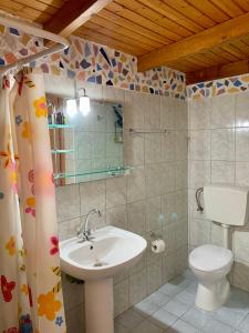 a bathroom with a sink and a toilet at Morea Bay View in Tourlotí