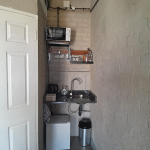 un piccolo bagno con lavandino e WC di At Ease Road Lodge a Zeerust