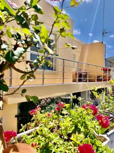 a building with flowers in front of it at Morea Bay View in Tourlotí
