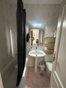 a bathroom with a sink and a tub and a toilet at Habitación 3 - 3 planta sin ascensor in Fuengirola