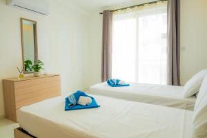 2 Betten mit Handtüchern in einem Schlafzimmer in der Unterkunft RA6 - NEW, bright & spacious - Sliema-Gzira area! in Gżira