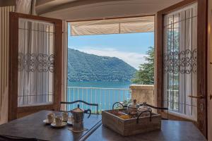 cocina con mesa y vistas al agua en Suite in Villa Emilia- amazing lake view en Cernobbio