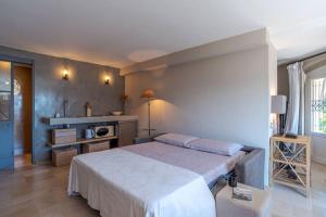 1 dormitorio con 1 cama grande en una habitación en Suite in Villa Emilia- amazing lake view en Cernobbio