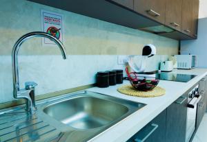 eine Küchentheke mit einer Spüle und einem Mixer in der Unterkunft RA6 - NEW, bright & spacious - Sliema-Gzira area! in Gżira