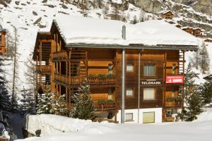 Cabaña de madera con nieve en el techo en Telemark en Zermatt