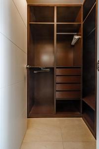 マニルバにある31 Pure South Penthouse sea views Manilvaのウォークインクローゼット(木製の棚付) +23枚の写真