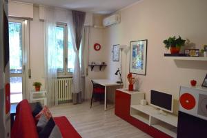a living room with a couch and a desk at Casa Laghetto Policlinico in San Donato Milanese